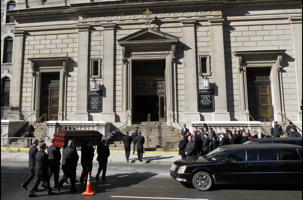 AP - Fue una ceremonia privada a la que asistieron m&#225;s de 100 personas. Est&#225; prevista una ceremonia p&#250;blica dentro de un mes para los seguidores del actor.