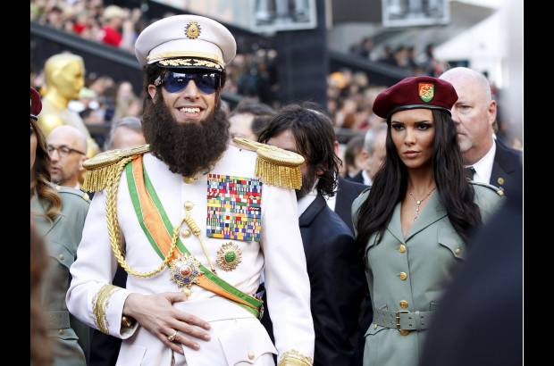 Reuters - El actor Sacha Baron Cohen acudi&#243; a la entrega de los premios Oscar vestido como el personaje de su nueva pel&#237;cula El dictador.