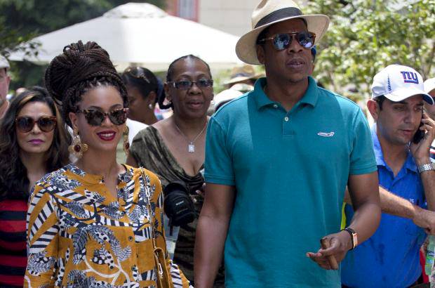 AP - La pareja causó revuelo durante una sorpresiva visita a un restaurante habanero, cuando decenas de personas se arremolinaron espontáneamente para saludarlos y la policía tuvo que intervenir.