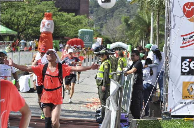 Esteban Jaramillo y Sebasti&#225;n Salazar - M&#225;s de 10 mil competidores se dieron cita en esta hist&#243;rica cita deportiva que se corr&#237;a en las modalidades de 5, 10, 21 y 42 kil&#243;metros.