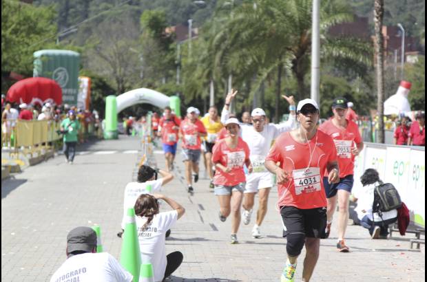 Esteban Jaramillo y Sebasti&#225;n Salazar - M&#225;s de 10 mil competidores se dieron cita en esta hist&#243;rica cita deportiva que se corr&#237;a en las modalidades de 5, 10, 21 y 42 kil&#243;metros.