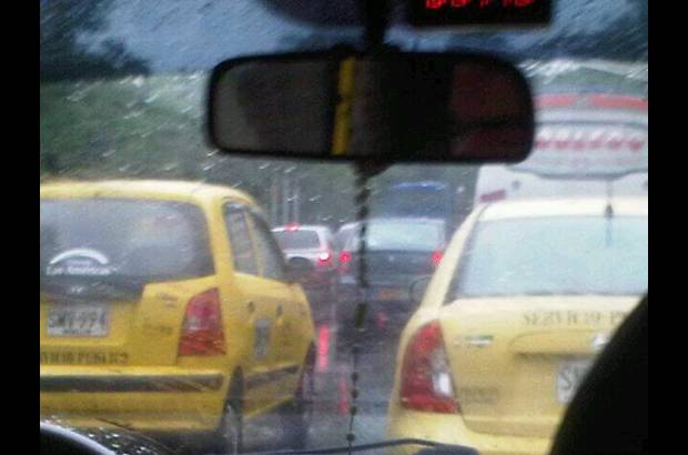 @Otelo3102 - Otelo - Una de las mayores dificultades se presentó en la Autopista sur a la altura de la Calle 30. Sin embargo, el reporte de los usuarios señalaba dificultades en otras zonas de la ciudad.