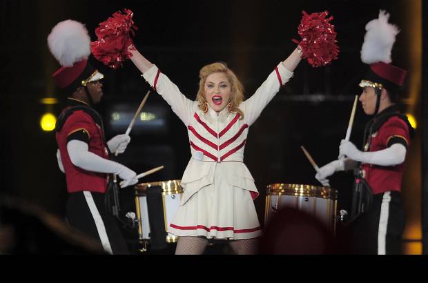 AP - Un impresionante despliegue de efectos especiales, coreografías, proyecciones, cambios de vestuario y música deslumbraron a los 20.000 espectadores que se reunieron en el primero de los dos conciertos de Madonna en Barcelona, única parada española de la gira MDNA Tour.