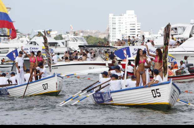 Colprensa - En este tradicional evento, las candidatas recorrieron la bahía de Cartagena, acompañadas de los cadetes de la Escuela Naval. La cita final fue en el Club Naval, donde las candidatas desfilaron en un acto de carácter benéfico para la Acción Social Naval.