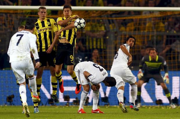 REUTERS - En el 25, en una de esas faltas, llegó la primera ocasión para el Real Madrid con un buen lanzamiento de Cristiano Ronaldo.