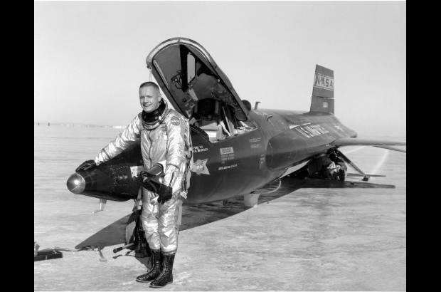 Reuters - Antes de convertirse en astronauta Armstrong, fue un ingeniero y piloto de pruebas de la Fuerza A&#233;rea estadounidense.