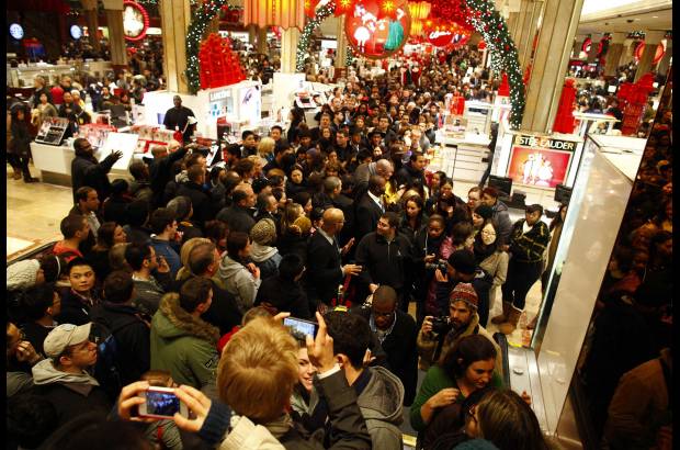 Reuters - Algunos &quot;indignados&quot; del movimiento Ocupa Wall Street, que protestan por lo que ellos llaman la codicia de las grandes corporaciones de Estados Unidos, intentaron, sin &#233;xito, disuadir a los clientes de Macy&#39;s de hacer compras.