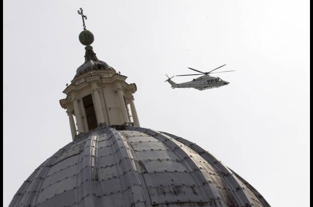 AP - El papa Francisco viaj&#243; este s&#225;bado a la residencia apost&#243;lica de Castel Gandolfo, a unos 30 kil&#243;metros al sur de Roma, para visitar y almorzar con Benedicto XVI, que se aloja all&#237; desde que dej&#243; de ser Papa. La visita del Sumo Pont&#237;fice conglomer&#243; a miles de creyentes a las afueras de la residencia.