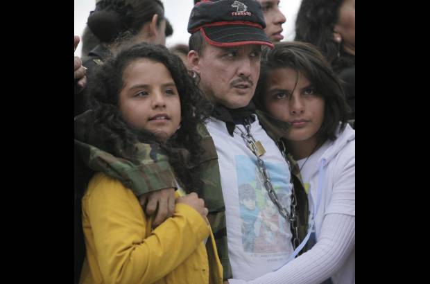AP - El sargento Arbey Delgado se sorprendi&#243; al encontrar a sus hijas convertidas en unas se&#241;oritas, pues las dej&#243; cuando eran unas beb&#233;s.