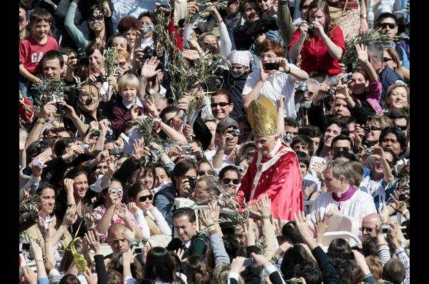 AP - El Pont&#237;fice fue recibido en medio de los aplausos de los presentes.