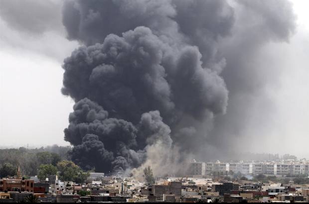 Reuters - La Otan realiz&#243; un fuerte ataque en la capital libia, la inusual ofensiva en las horas del d&#237;a tuvo como objetivo algunos blancos militares muy cerca del complejo residencial de Gadafi.