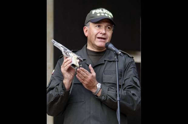 Colprensa - La pistola de alias Cuchillo era de oro y seg&#250;n el general &#211;scar Naranjo se la hab&#237;a robado a alias Mart&#237;n Llanos.