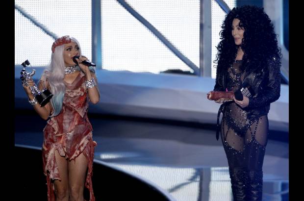 AP - Este es el momento en el que Lady GaGa, izquierda, recibe el Premio de video del año de manos de Cher en los MTV Video Music Awards.