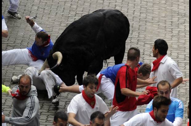 Ap - Las fiestas San Fermín, en las que una multitud corre junto a seis toros bravos por las calles de Pamplona, en España, son uno de los mayores atractivos en esta época del año. Desde 1924, 15 personas han muerto en los encierros que fueron inmortalizados en la novela Fiesta de Hemingway.