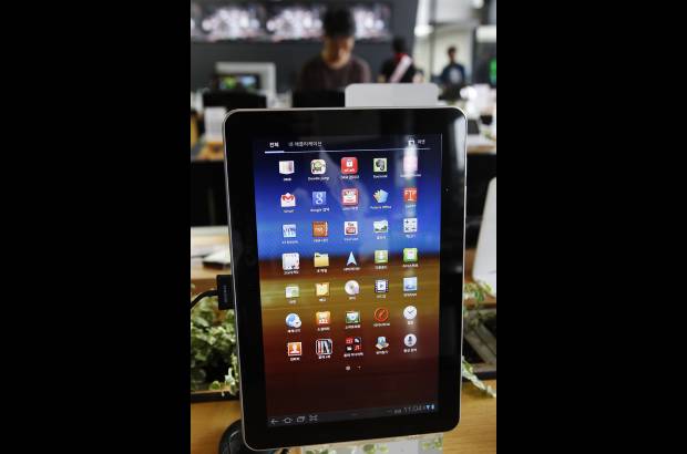 Reuters - Samsung presento el Tab 10.1 el pasado mes en Se&#250;l a la espera de lanzarlo a nivel mundial en octubre. La orden del tribunal alem&#225;n supone el primer varapalo legal para Samsung, inmerso en un cruce de denuncias con la compa&#241;&#237;a de Steve Jobs.
