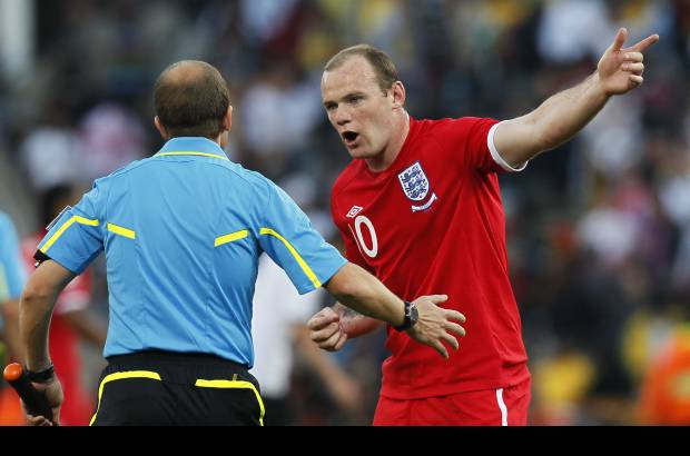 AP - El atacante Wayne Rooney le reclama al asistente uruguayo Mauricio Espinosa, quien cometi&#243; un error garrafal al no anunciar el claro gol.