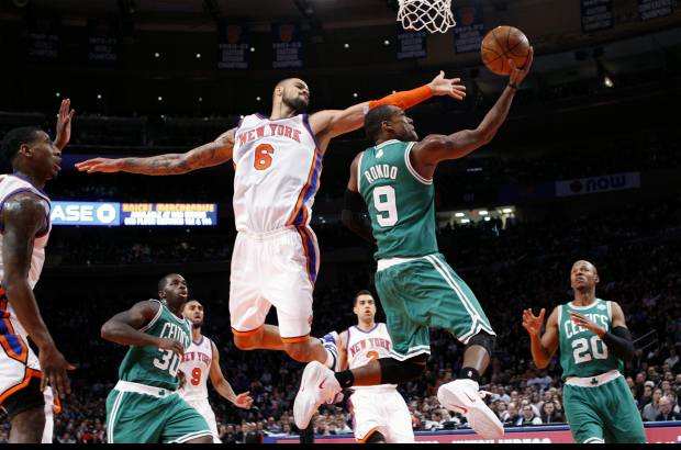 Reuters - El base Rajon Rondo se convirtió en el líder del ataque de los Celtics, que tuvieron la baja del alero Paul Pierce, lesionado, al conseguir un doble-doble de 31 puntos, 13 asistencias, cinco rebotes y cinco recuperaciones de balón, aunque lo perdió otras cinco veces.