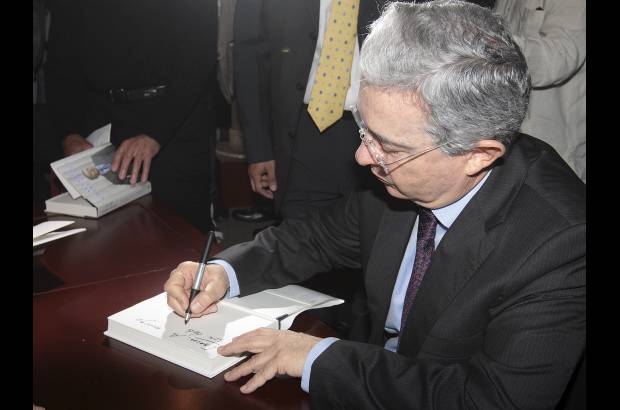 Foto R&#243;binson S&#225;enz - Al concluir la presentaci&#243;n del libro, el expresidente firm&#243; varios ejemplares.