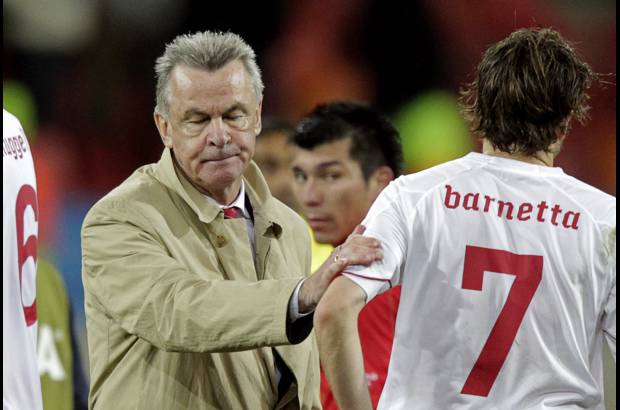 Reuters - El técnico de Suiza, Ottmar Hitzfeld, lamentó la derrota de su equipo.