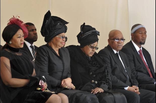 REUTERS - Una estela de luto formada por su viuda, Gra&#231;a Machel, su segunda esposa, Winnie Mandela, y el actual presidente de Sud&#225;frica, Jacob Zuma.