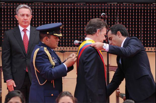 Colprensa - El presidente del Senado, Armando Benedetti fue quien puso la banda presidencial a Juan Manuel Santos.