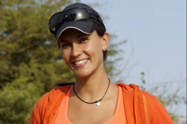 Cortes&#237;a Canal Caracol - Claudia Moreno. 35 a&#241;os. Caracas, Venezuela. Actriz. Fue modelo y virreina universal de la belleza. Es sencilla, un poco t&#237;mida y obsesionada con el deporte. Por lo general se la lleva mejor con los hombres que con las mujeres. Vive en Colombia desde hace 6 a&#241;os. Es calmada, sincera, relajada, amante de la vida saludable, no fuma y no toma mucho. Le gusta ser la primera en todo.