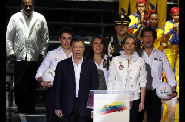 Colprensa - Con el Himno Nacional se dio inicio al discurso del presidente electo, Juan Manuel Santos Calderón.
