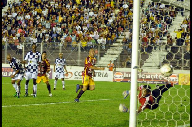Colprensa - Con la derrota del Huila en Bogot&#225;, los pijaos son los l&#237;deres del Torneo Apertura 2012 con 22 puntos.