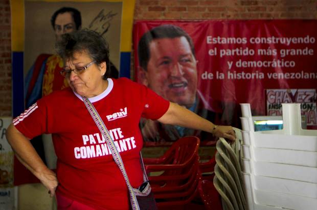 ap - Los seguidores del presidente de Venezuela, Hugo Chávez, esperan que el Jefe de Estado se recupere del cáncer que padece y por el cual se encuentra en La Habana, Cuba. Caracas está inundada de mensajes de apoyo al líder del país bolivariano.