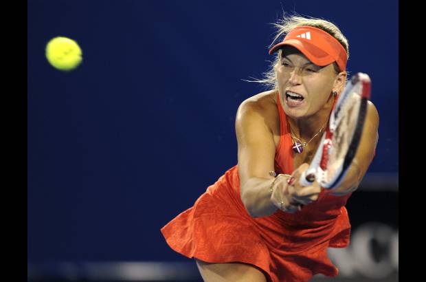 AP - La danesa Carolina Wozniacki, n&#250;mero uno de la WTA, el espa&#241;ol Rafael Nadal y el suizo Roger Federer, n&#250;mero dos y tres de la ATP, respectivamente, debutaron con victoria en la primera jornada del cuadro principal del Abierto de Australia, primer Grand Slam de la temporada. A&#250;n no debuta Novak Djokovic, n&#250;mero uno de la ATP.