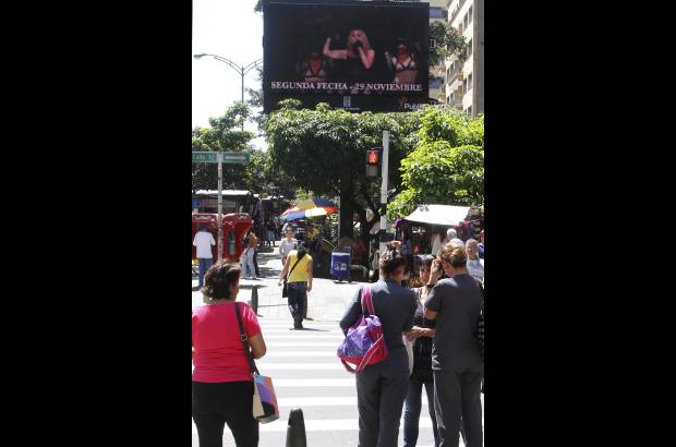 Foto R&#243;binson S&#225;enz - En las pantallas Led ubicadas en la avenida oriental se pueden ver videos e informaci&#243;n del concierto.