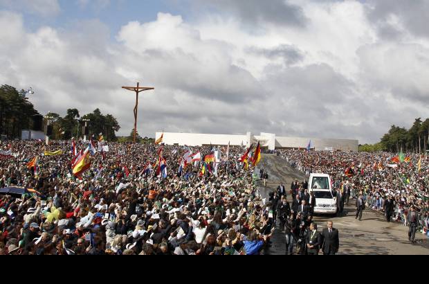 Reuters - El Papa Benedicto XVI manifest&#243; que trae a F&#225;tima un mensaje de esperanza, especialmente para aquellos que sufren o viven abandonados.