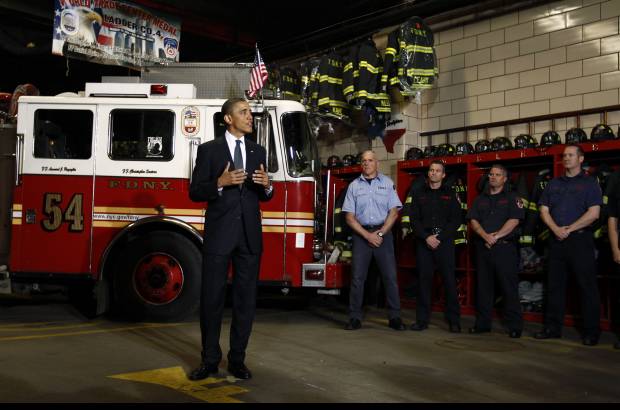 Reuters - Su primera parada en la ciudad fue la estación de bomberos, que más miembros perdió en las tareas de rescate (15).