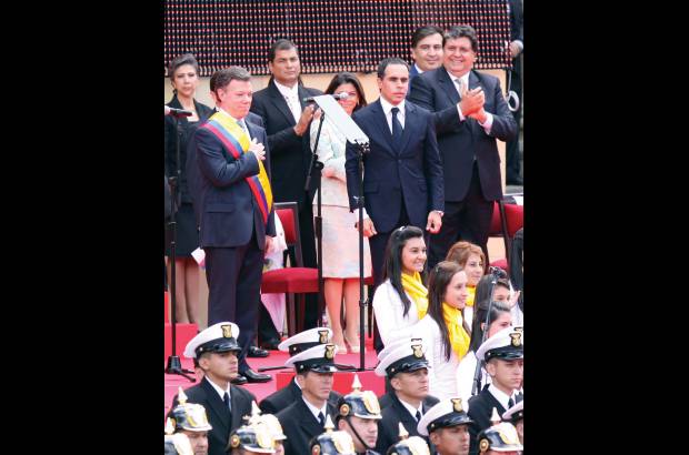 Colprensa - Armando Bennedeti fue quien tom&#243; el juramento a Juan Manuel Santos.
