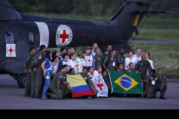 Reuters - Los integrantes del Comité Internacional de la Cruz Roja (CICR) y la delegación brasilera posó para la foto del recuerdo.