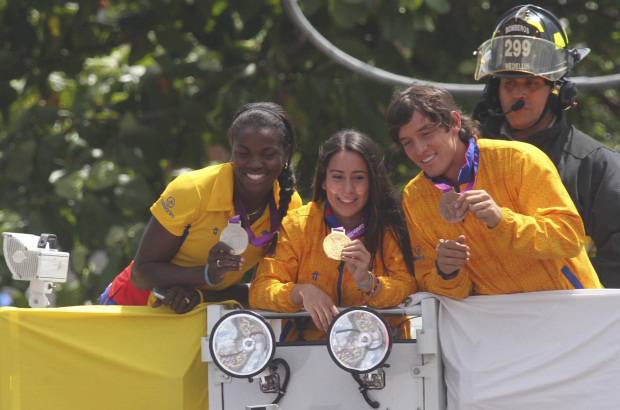 Róbinson Sáenz - Carlos Mario Oquendo, medalla de bronce en BMX, enseñó su presea a todos los paisas.