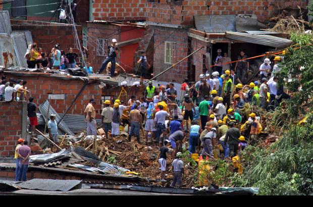 Henry Agudelo - El director de Simpad, Camilo Zapata Wills, inform&#243; que en la calle 102 D con carrera 32 el alud afect&#243; cuatro viviendas, dos de ellas colapsaron en su totalidad.