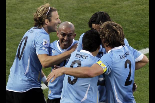 AP - La celebraci&#243;n despu&#233;s del tanto de Su&#225;rez.