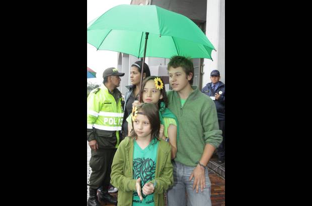 Ra&#250;l Palacios-Colprensa - Los hijos de Mockus acompa&#241;aron a su pap&#225; a votar.