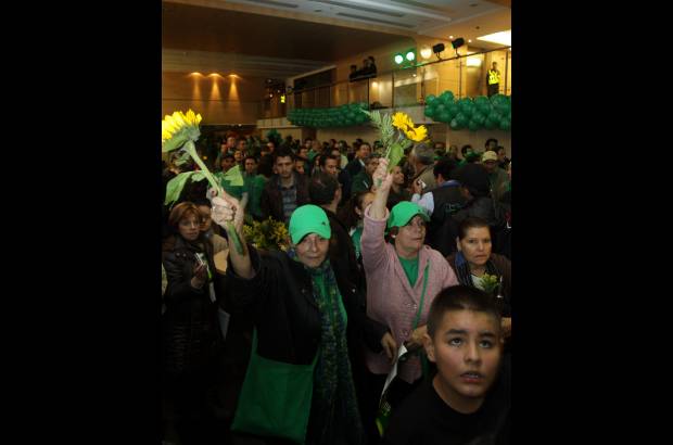 Colprensa - Con girasoles y bombas verdes los seguidores de Mockus acompa&#241;aron a su candidato en el discurso en el que acept&#243; la victoria de Juan Manuel Santos.