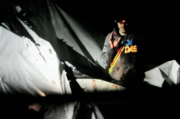 AP - En las fotografías facilitadas por Murphy también se puede ver a los paramédicos tratando a Tsarnaev de las heridas que sufrió tras su agónica persecución y tomas muy cercanas del despliegue y cerco del sospechoso.