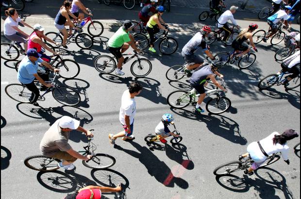 Juan Antonio Sánchez - Este domingo se realizó el Ciclopaseo por las calles de Medellín con motivo del Día de la Bicicleta. Pequeños y grandes disfrutaron del recorrido que reunió a la familia y los amigos. Todos compartieron el lema del evento: En bici somos más felices.
