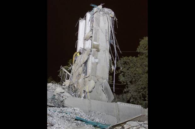 Esteban Vanegas - La torre seis del conjunto residencial Space se derrumb&#243; este s&#225;bado en la noche. El edificio de 22 pisos est&#225; ubicado en la carrera 24D con calle 10E, en la Loma del Padre Marianito.