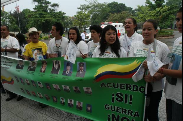 Colprensa - Desde muy temprano, los familiares y amigos de Calvo se ubicaron a un lado de la pista Vanguardia para saludar desde tierra al soldado, que se enrol&#243; en el Ej&#233;rcito a los 17 a&#241;os.