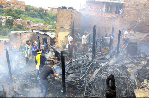 Julio C&#233;sar Herrera - Un incendio de grandes proporciones se present&#243; en el barrio Blanquizal, de Medell&#237;n, en la tarde de este viernes