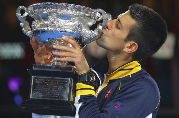 ap - El serbio Novak Djokovic lució de nuevo como una aplanadora se apoderó por tercera vez seguida del título del Abierto de Australia, al imponerse el domingo 6-7 (2), 7-6 (3), 6-3, 6-2 al británico Andy Murray.