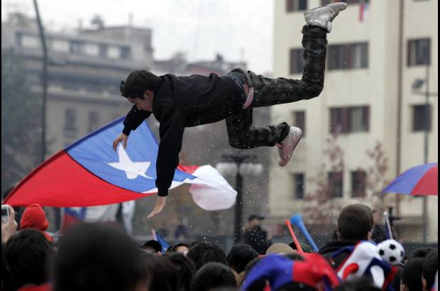 Reuters - Felicidad total en Santiago de Chile gracias a la victoria de su selección.