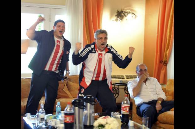 Reuters - El presidente de Paraguay Fernando Lugo celebró el gol de su país.