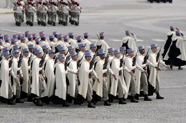 AFP - ... que vieron desfilar a una representación del Regimiento Inmemorial del Rey n°1, la unidad militar profesional más antigua de Europa.
