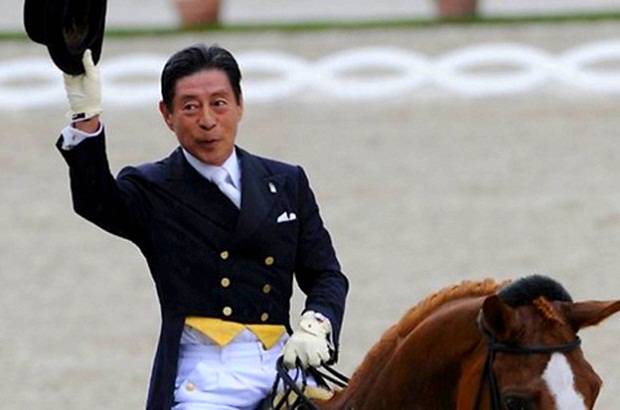 Cortes&#237;a - Hiroshi Hoketsu es un jinete japon&#233;s de 71 a&#241;os de edad, compiti&#243; en los Juegos Ol&#237;mpicos de 1964. En Londres 2012 tambi&#233;n competir&#225; en la categor&#237;a de doma individual. Es el deportista m&#225;s viejo en estos Juegos Ol&#237;mpicos.